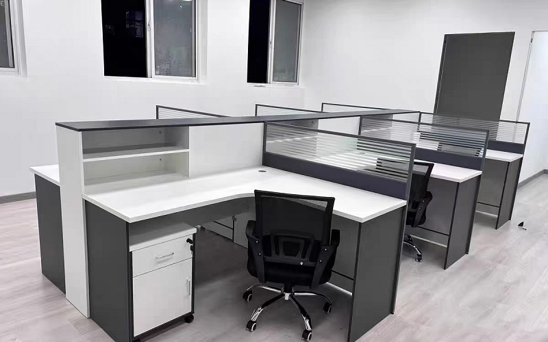 bàn làm việc nhân viên văn phòng