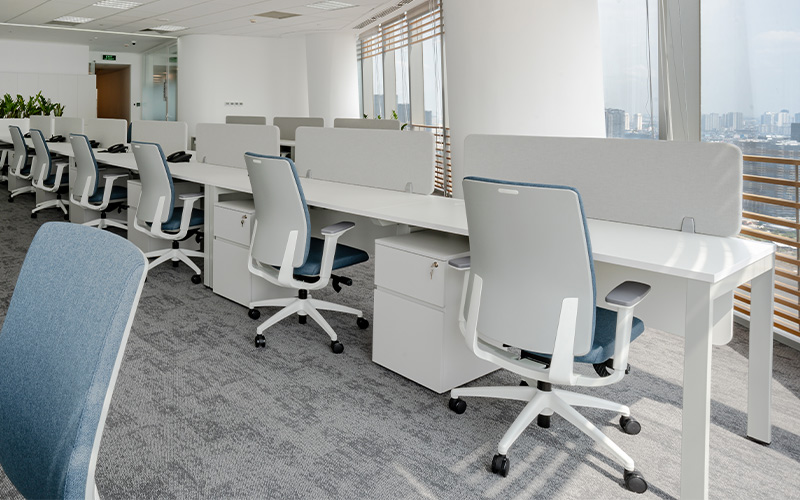 bàn làm việc nhân viên văn phòng